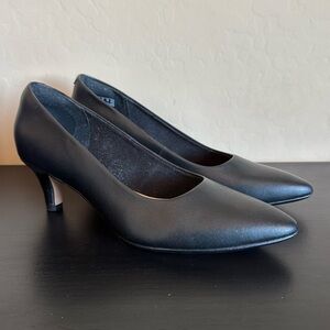 Classic Black Clarks Women's Shoes. Size 8M. Only worn once. I and 1/2 heel.